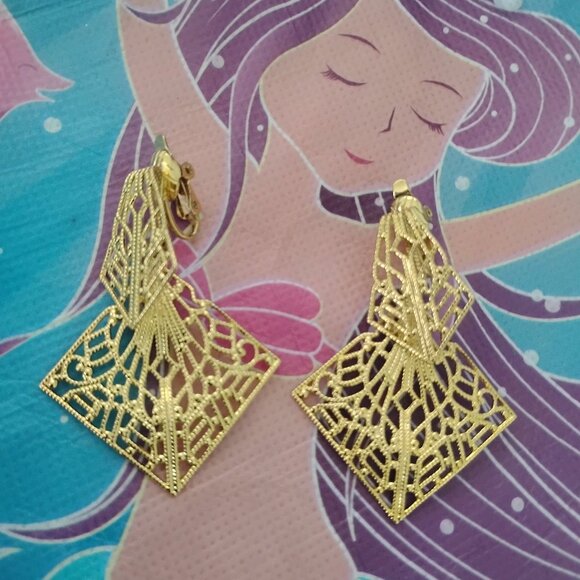 ❤️Vintage TRIFARI 60's WhVintage TRIFARI Gold Tone Filigree Dangle Clip Earrings - Picture 1 of 5